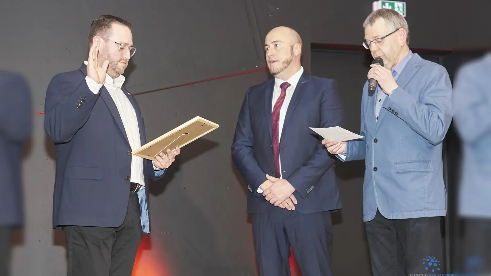 Stadtverordnetenvorsteher Ralf Heere (re.) verpflichtete Manuel Zeich per Handschlag und nahm ihm im Beisein von Amtsvorgänger Martin Lange den Amtseid ab. (Foto: Stefan Bönning)