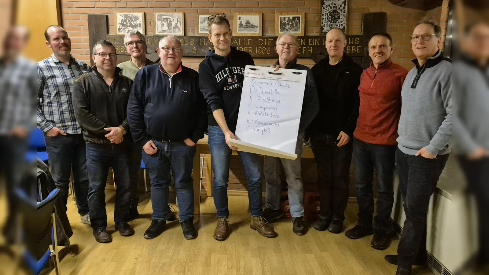 Anhand der Buchstaben ihres Dorfnamens „Drenke“ hat der Stammtisch „Gott und die Welt“ in der Diskussion mit dem Bündnis für Demokratie (Kreis Höxter) wichtige Bestandteile des demokratischen Lebens aufgelistet. (Foto: privat)