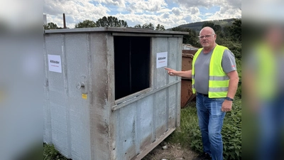 Mario Planer von der Firma Lobbe vor dem zusätzlichen Altkleidercontainer. Zu den Öffnungszeiten der Firma Lobbe können gut erhaltene Altkleider dort abgegeben werden. (Foto: Stadt Warburg)