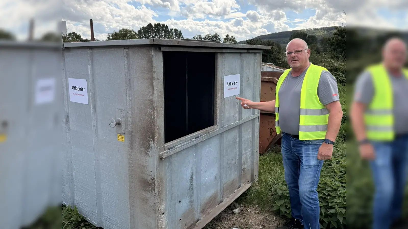 Mario Planer von der Firma Lobbe vor dem zusätzlichen Altkleidercontainer. Zu den Öffnungszeiten der Firma Lobbe können gut erhaltene Altkleider dort abgegeben werden. (Foto: Stadt Warburg)