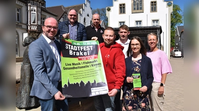 Sie organisieren das Stadtfest für die Besuchenden: Rainer Schäfers (Vorstand Werbering), Gerit Hautekeete (Kölsche Fanclub) und vorne Andreas Oesselke (Vorsitzender Werbering und Vertreter des Bürgermeisters, Markus Härmens (Vorstand Werbering), Felix Rox und Tanja Gaidzik (VerbundVolksbank Höxter) und Anne Schäfer (Aterima Care). (Foto: Barbara Siebrecht)