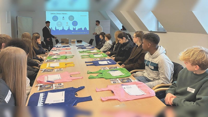Die Schülerinnen und Schüler informierten sich bei der VerbundVolksbank OWL eG in der Höxteraner Filiale über die beruflichen Perspektiven. Vivek Kumar (hinten links) und Samuel Pröhl (hinten rechts), beide sind Mitarbeiter der VerbundVolksbank OWL eG, gaben Einblicke und beantworteten die Fragen der Jugendlichen. (Foto: IHK zu Bielefeld)