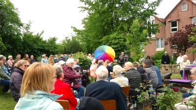 Der ökumenische Gottesdienst an Christi Himmelfahrt fand im Bibelgarten an der evangelischen Kirche statt. (Foto: Doris Dietrich)