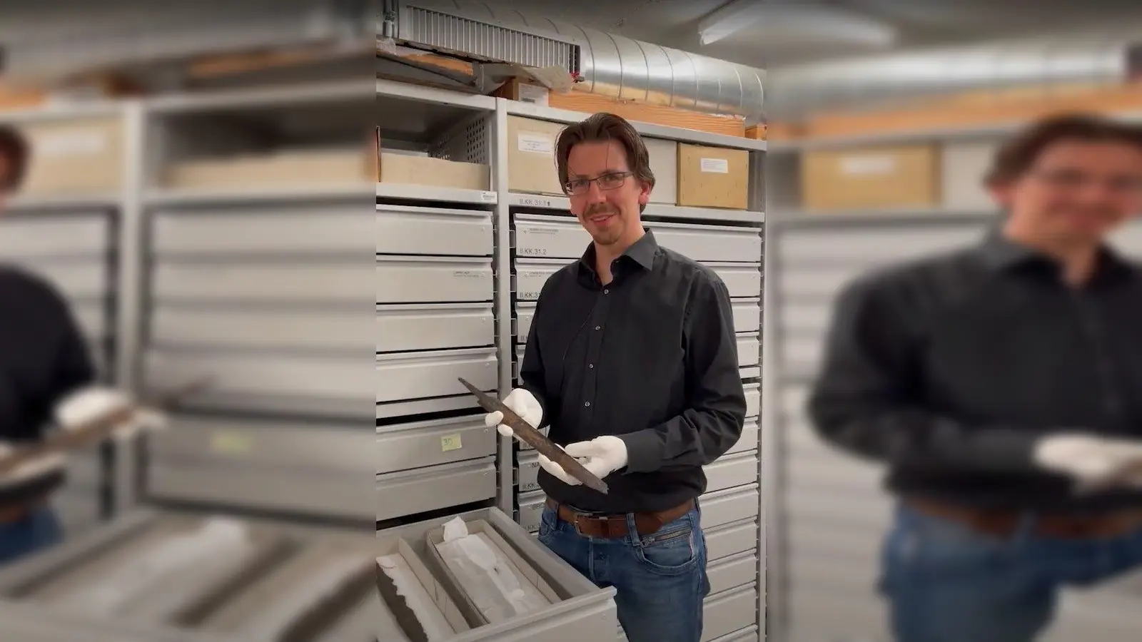 Ulrich Lehmann stellt die Spatha des frühen Mittelalters in der Video-Serie „Show and Tell” vor.<br> (Foto: LWL-Altertumskommission für Westfalen)