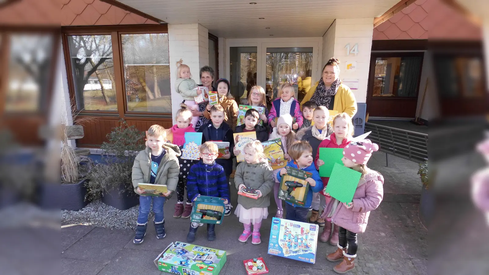 Kinder des Familienzentrums mit Heike Pollmann, Kleiderökumene Steinheim (hinten links) und Andrea Stephan- Baier, Einrichtungsleitung (hinten rechts). (Foto: privat)