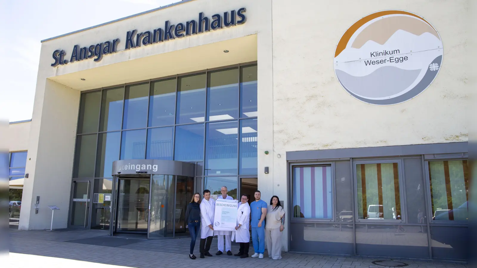 Das St. Ansgar Krankenhaus in Höxter ist als regionales Traumazentrum zertifiziert worden. Über die Auszeichnung freuen sich (von links): Juliane Gierke (Standortleitung St. Ansgar Krankenhaus), Dr. Anatol Karapczewski (Chefarzt Zentrale Notaufnahme), Prof. Dr. Ludger Bahlmann (Chefarzt Institut für Anästhesiologie), PD Dr. Antonio Ernstberger (Chefarzt der Klinik für Unfallchirurgie), Artem Hrubyi (Assistenzarzt der Klinik für Unfallchirurgie) und Tamara Schmiemann (Pflegedienstleitung St. Ansgar Krankenhaus). (Foto: KHWE)