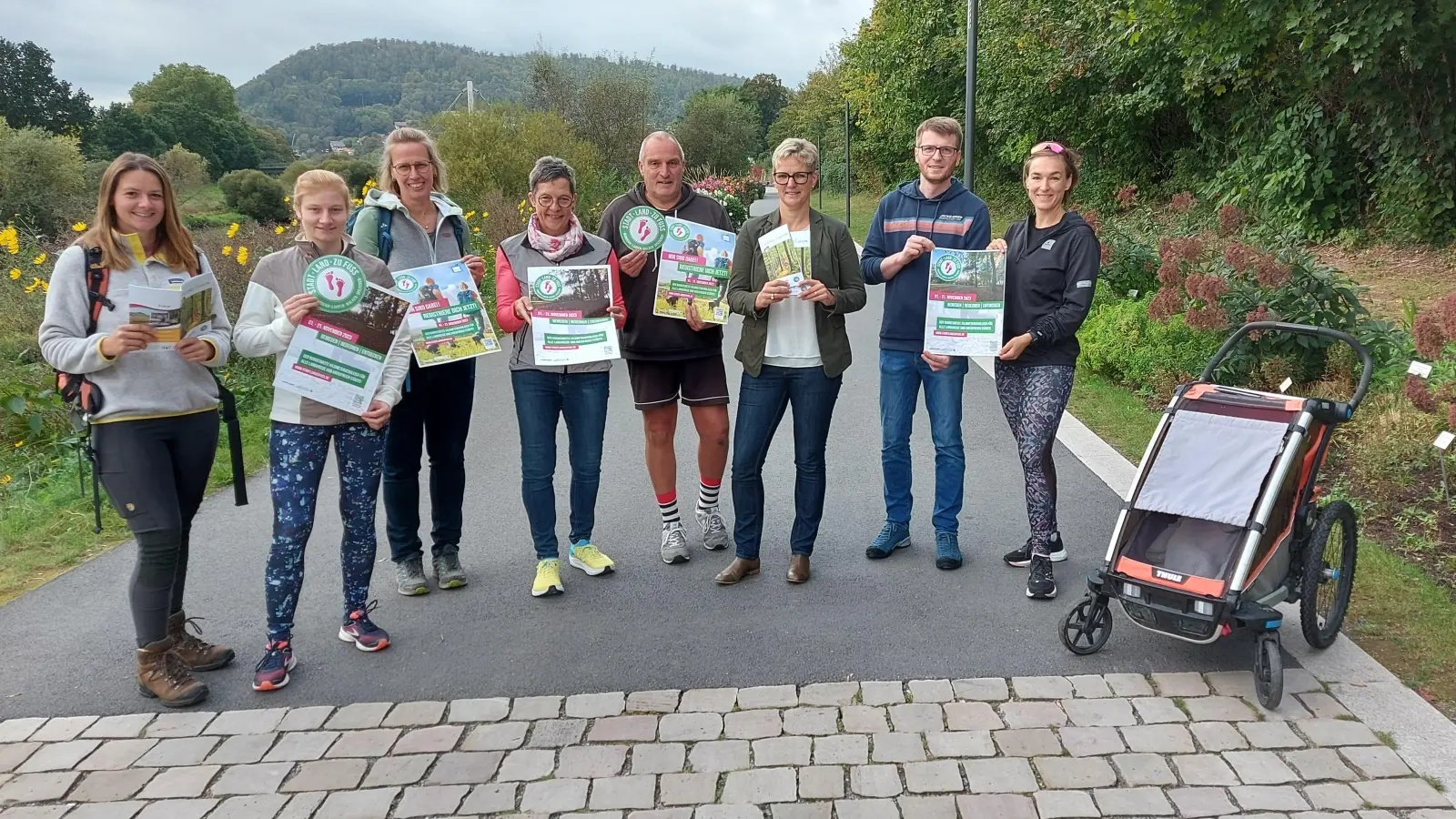 Anmeldungen für die deutschlandweite Aktion „Stadt, Land, zu Fuß“ vom 1. November bis 21. November können ab sofort vorgenommen werden. Darauf freuen sich (von links): Laura Jäger (GfW), Anna Ostermann (KSB-Sportjugend), Katja Krajewski (GfW), Martina Krog (Klimaschutz-Beauftragte des Kreises Höxter), Rudi Hake (Kreissportbund), Dr. Kathrin Weiß (Fachbereichsleitung Umwelt, Bauen und Geoinformation beim Kreis Höxter) sowie Ansgar Steinnökel (GFW) und Antje Krog (KSB). (Foto: Kreis Höxter)