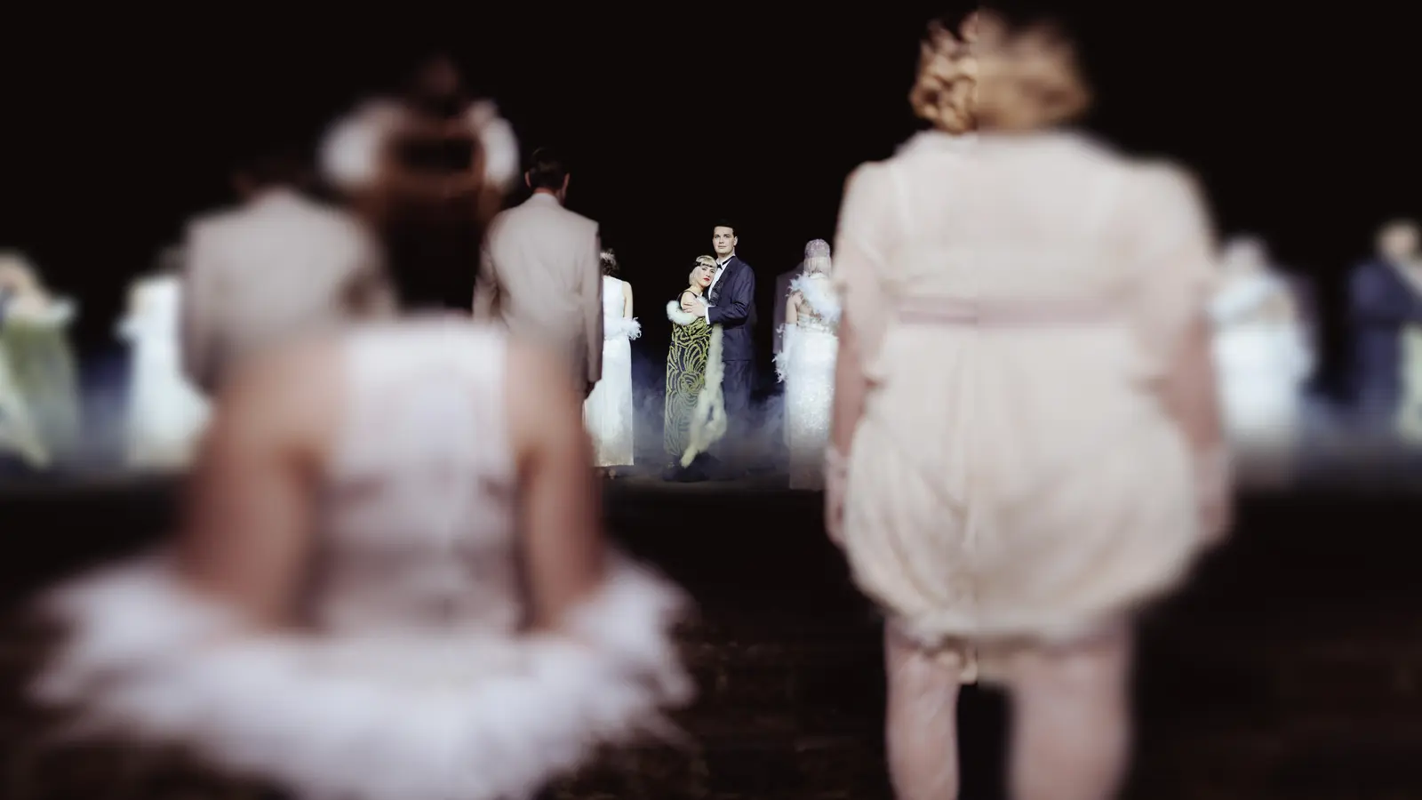 Jay Gatsby (Joss Spieker-Siebrecht) und Daisy Buchanan (Henriette Becker) in einer Geschichte über Sehnsucht, Hoffnung und die Frage, ob sich die Vergangenheit zurückholen lässt. (Foto: Freilichtbühne Bökendorf e. V. | Björn Leisten)