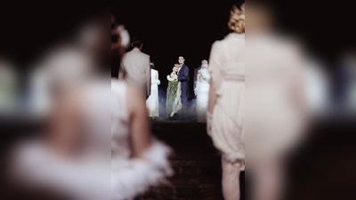 Jay Gatsby (Joss Spieker-Siebrecht) und Daisy Buchanan (Henriette Becker) in einer Geschichte über Sehnsucht, Hoffnung und die Frage, ob sich die Vergangenheit zurückholen lässt. (Foto: Freilichtbühne Bökendorf e. V. | Björn Leisten)