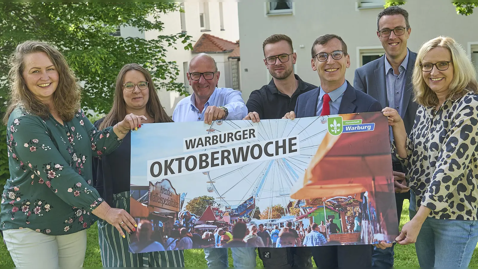 Kristina Imhoff (links) und Melanie Glade (rechts) organisieren die Warburger Oktoberwoche und freuen sich gemeinsam mit Festwirt Markus Köster und seinem Sohn Silas Köster (3. und 4. von links), Jessica Hartmann (2. von links, Marketing Mineralquellen Germete), dem ersten Beigeordneten Andreas Niggemeyer (2. von rechts) und Bürgermeister Tobias Scherf (3. von rechts) auf eine neu gestaltete, 77. Warburger Oktoberwoche mit einem „Extra-Festtag“. (Foto: Stefan Bönning)