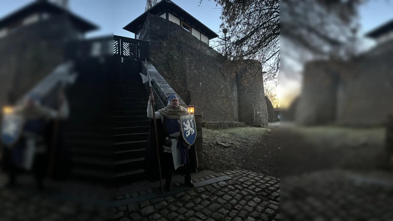 Ein Mitglied der Gruppe Everstein vor der Poller Burg. (Foto: KVHS)