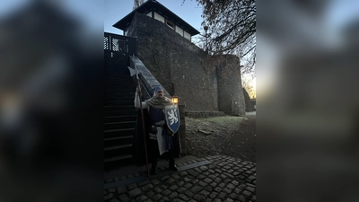 Ein Mitglied der Gruppe Everstein vor der Poller Burg. (Foto: KVHS)