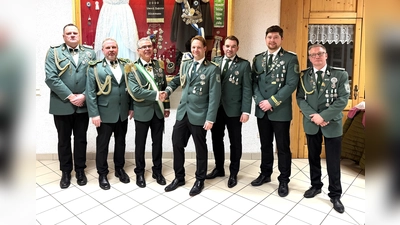 Alter und neuer Vorstand: (v. l.) Manfred Vössing, Jörg Hartmann, Matthias Sonntag, Stephan Böker, Alexander Behre,<br>Simon Sonntag und Patrick Even.<br> (Foto:  Schützenverein Dalhausen)