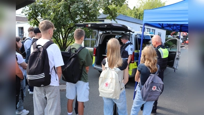Der Streifenwagen wurde vorgestellt. (Foto: Kreispolizeibehörde Höxter)