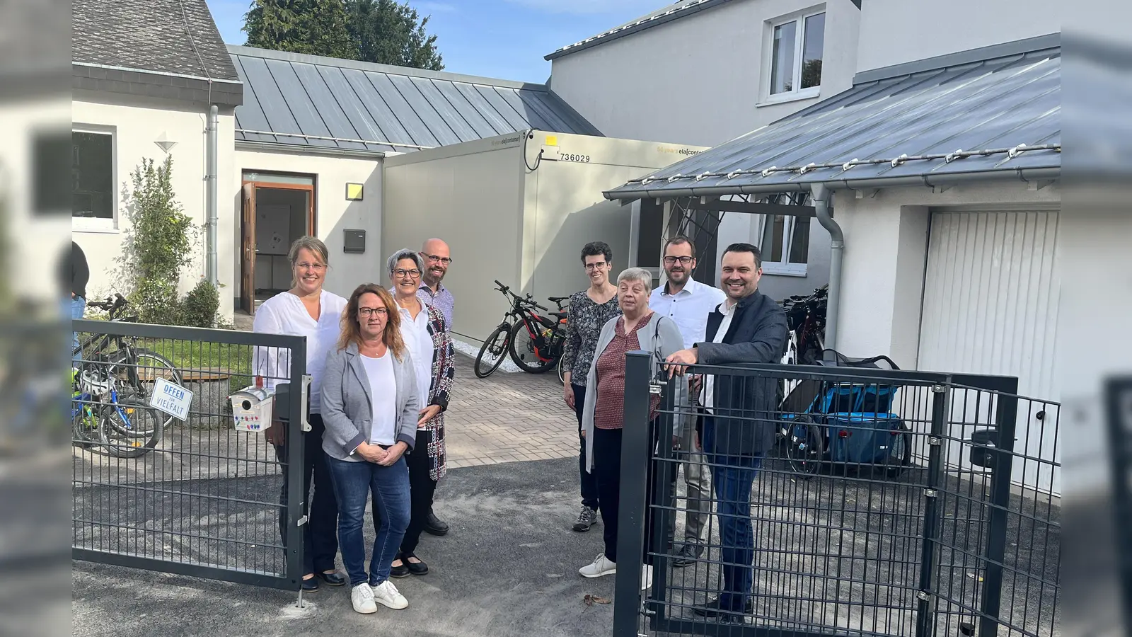 Willkommen in den neuen Räumen. (v.l.) Pfarrerin Dorothee Rahn, Geschäftsführerin Zweckverband evangelischer Kindertagesstätten, Jasmin Bertelmann, stellv. Leiterin der Kita, Ilona Schmand, Kita-Leitung, Carsten Bönning, Geschäftsführer Zweckverband evangelischer Kindertagesstätten, Stefanie Nitsche, amp+ Architekten, Monika Grebing, Vorsitzende Stadtverordnetenversammlung, Michael Pleßmann, amp+ Architekten, und Bürgermeister Torben Busse. (Foto: Julia Sürder)