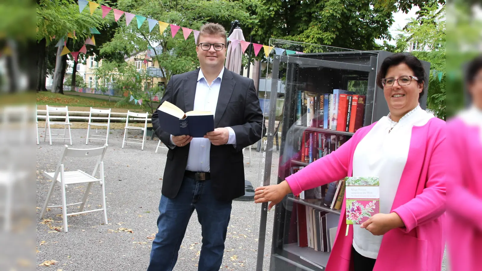 LGS-Geschäftsführerin Claudia Koch und Weser-Wohnwelt-Geschäftsführer Michael Fischer sind Literaturfans und haben bereits im Bücherschrank gestöbert: Vom Angebot sind sie hellauf begeistert. (Foto: LGS Höxter/Madita Schellenberg)