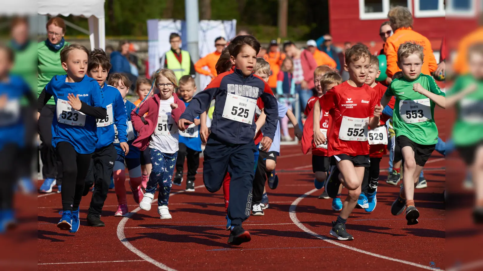 Auftakt des Volkslaufs: Am Start der Bambini-Klasse waren 24 junge Sportler mit Begeisterung dabei. (Foto: Stefan Bönning)