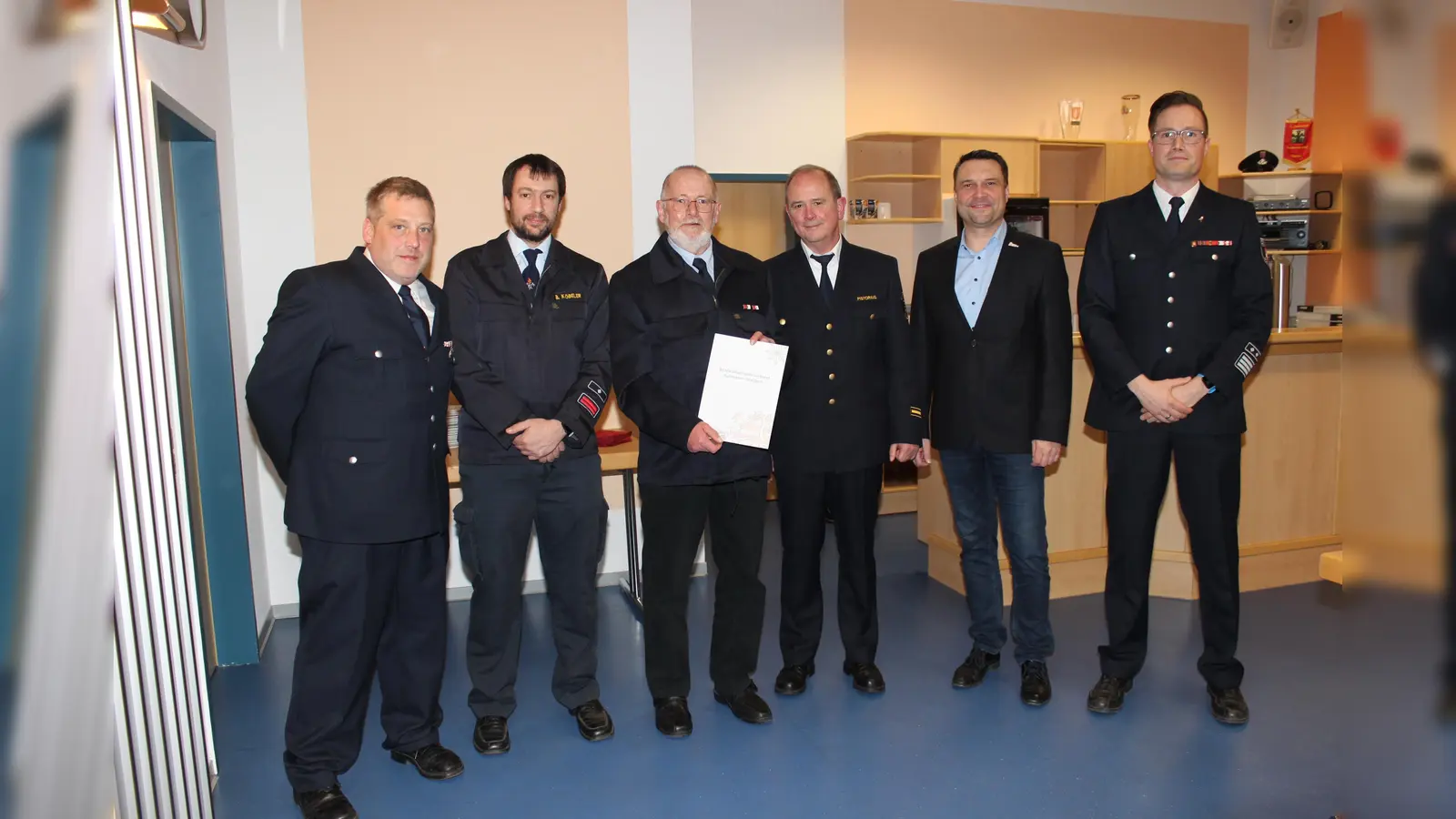 Seit 60 Jahren engagiert sich Norbert Klapp bereits in der Kelzer Feuerwehr. Dafür erhielt er eine Auszeichnung in Gold. (V.l.) Rainer Wiegand, stellvertretender Stadtbrandinspektor, Wehrführer in Kelze Jörg Köbeler, Norbert Klapp, Kreisbrandinspektor Jürgen Pistorius, Bürgermeister Torben Busse und Stadtbrandinspektor Michael Gerland. (Foto: Inge Seidenstücker)