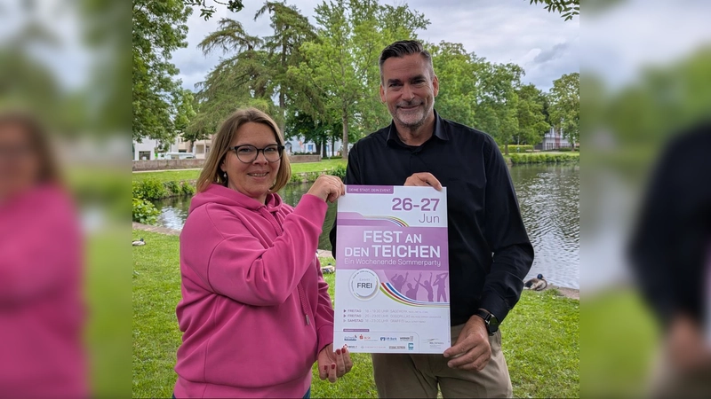 Inga Schaper, Eventmanagerin der Stadtmarketing Holzminden GmbH, und Bürgermeister Christian Belke freuen sich auf das Fest an den Teichen. (Foto: Stadtmarketing Holzminden GmbH)