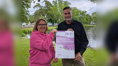 Inga Schaper, Eventmanagerin der Stadtmarketing Holzminden GmbH, und Bürgermeister Christian Belke freuen sich auf das Fest an den Teichen. (Foto: Stadtmarketing Holzminden GmbH)
