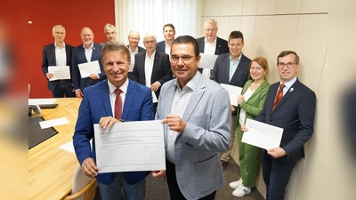 Werben gemeinsam für die Unterschriftenaktion des „Aktionskreises Lehre am Hochschulstandort Höxter“ der Absolventen- und Förderervereinigung Höxter zur Rettung des Hochschulstandortes: Landrat Michael Stickeln (vorne v.l.) und Steinheims Bürgermeister Carsten Torke (Sprecher der Bürgermeister im Kreis Höxter) sowie Josef Suermann (v.l. Bürgermeister Marienmünster), Johannes Schlütz (Bürgermeister Nieheim), Hermann Temme (Bürgermeister Brakel), Hubertus Grimm (Bürgermeister Beverungen), Norbert Hofnagel (Bürgermeister Willebadessen), Nicolas Aisch (Bürgermeister Borgentreich), Daniel Hartmann (Bürgermeister Höxter), Michael Scholle (Erster Beigeordneter Bad Driburg, in Vertretung für Bürgermeister Burkhard Deppe), Kreisdirektorin Manuela Kupsch und Tobias Scherf (Bürgermeister Warburg).  (Foto: Kreis Höxter)