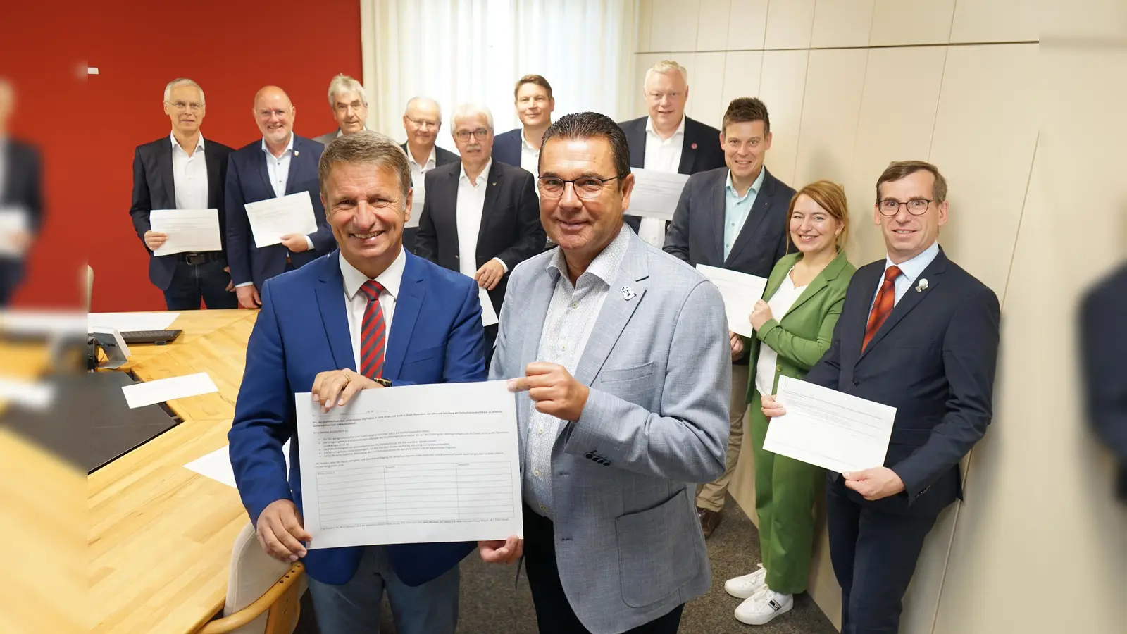 Werben gemeinsam für die Unterschriftenaktion des „Aktionskreises Lehre am Hochschulstandort Höxter“ der Absolventen- und Förderervereinigung Höxter zur Rettung des Hochschulstandortes: Landrat Michael Stickeln (vorne v.l.) und Steinheims Bürgermeister Carsten Torke (Sprecher der Bürgermeister im Kreis Höxter) sowie Josef Suermann (v.l. Bürgermeister Marienmünster), Johannes Schlütz (Bürgermeister Nieheim), Hermann Temme (Bürgermeister Brakel), Hubertus Grimm (Bürgermeister Beverungen), Norbert Hofnagel (Bürgermeister Willebadessen), Nicolas Aisch (Bürgermeister Borgentreich), Daniel Hartmann (Bürgermeister Höxter), Michael Scholle (Erster Beigeordneter Bad Driburg, in Vertretung für Bürgermeister Burkhard Deppe), Kreisdirektorin Manuela Kupsch und Tobias Scherf (Bürgermeister Warburg).  (Foto: Kreis Höxter)