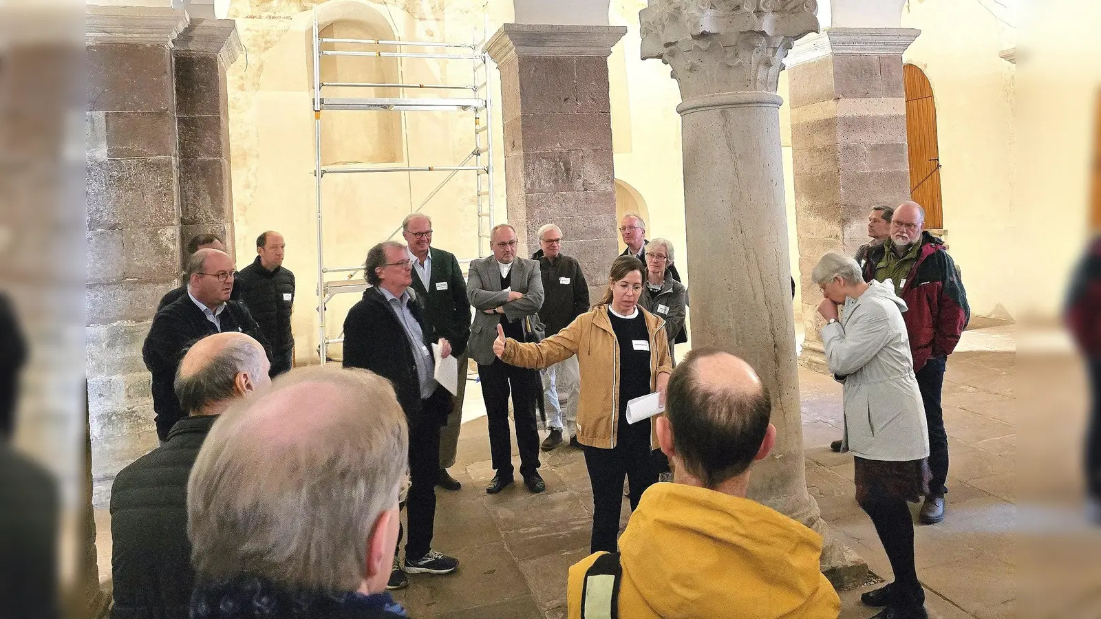 Im Erdgeschoss des Westwerks erläuterte Restauratorin Franziska Tretow (LWL-Denkmalpflege, Landschafts- und Baukultur in Westfalen) die für den Erhalt der karolingischen Wandmalereien unabdingbare Klimastabilisierung im Westwerk.  (Foto: Kirchengemeinde Corvey)