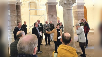 Im Erdgeschoss des Westwerks erläuterte Restauratorin Franziska Tretow (LWL-Denkmalpflege, Landschafts- und Baukultur in Westfalen) die für den Erhalt der karolingischen Wandmalereien unabdingbare Klimastabilisierung im Westwerk.  (Foto: Kirchengemeinde Corvey)