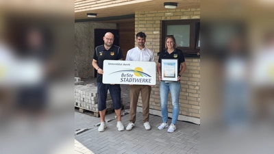 Michael Brecker (2. Vorsitzender, SV Germania Bredenborn e.V.), Markus Engert (BeSte Stadtwerke), Sabrina Hochhaus (1. Vorsitzende, SV Germania Bredenborn e.V.). (Foto: BeSte Stadtwerke GmbH)