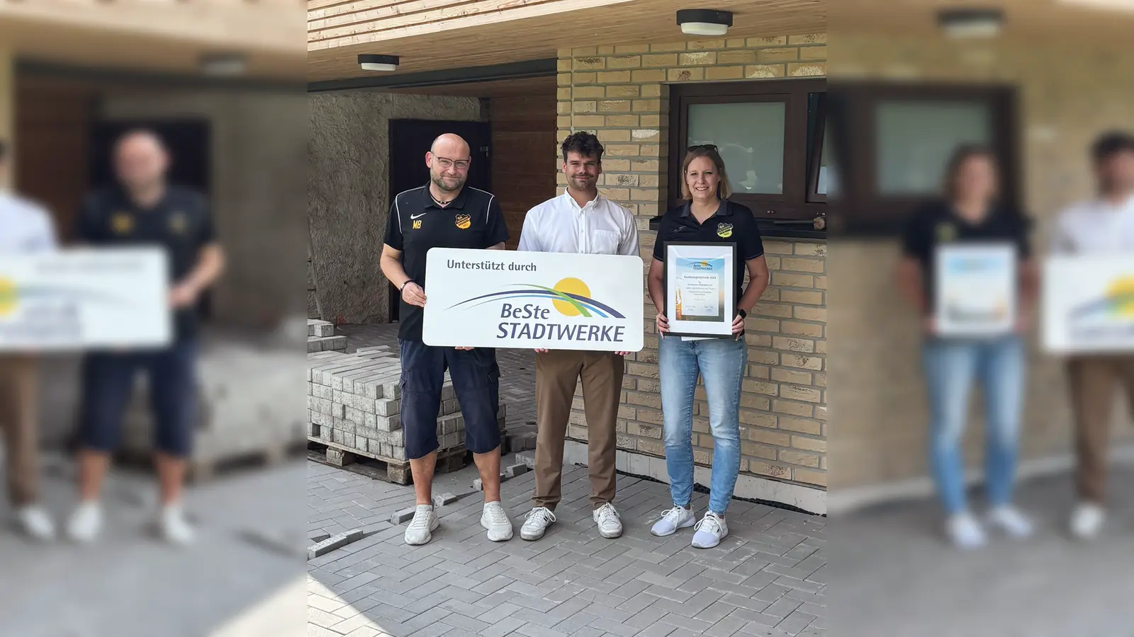 Michael Brecker (2. Vorsitzender, SV Germania Bredenborn e.V.), Markus Engert (BeSte Stadtwerke), Sabrina Hochhaus (1. Vorsitzende, SV Germania Bredenborn e.V.). (Foto: BeSte Stadtwerke GmbH)