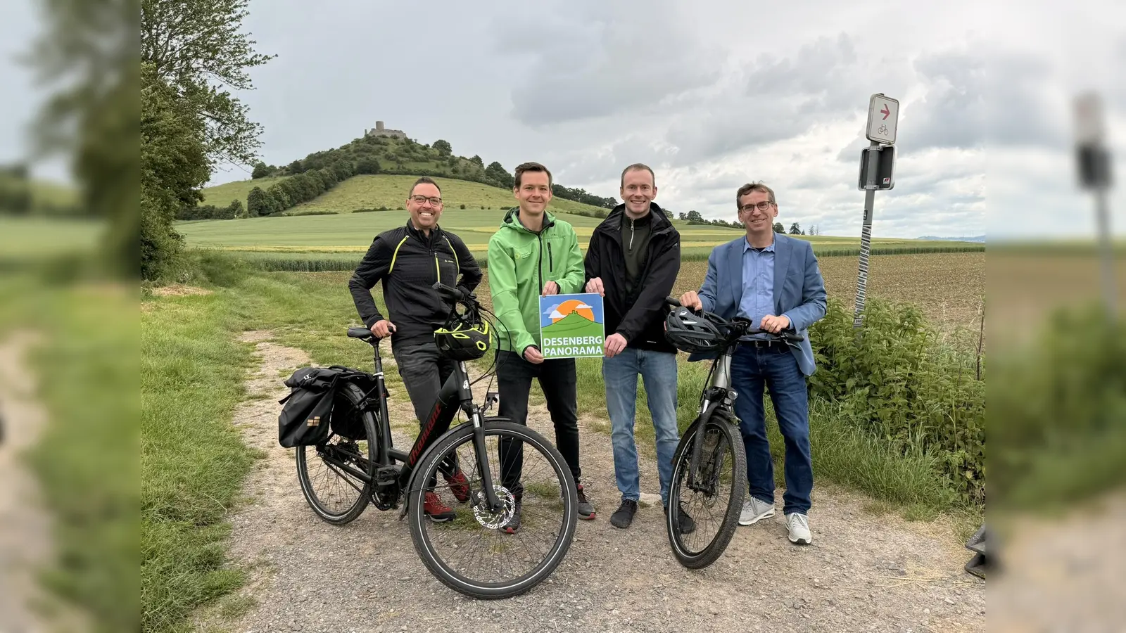 V.l.: Jan Kolditz (Mobilitätsbeauftragter Stadt Warburg), Rubens Hey (Naturpark Teutoburger Wald/Egge-Gebirge), Lucas Lambracht (Touristiker Stadt Warburg) und Bürgermeister Tobias Scherf laden herzlich zu einer erlebnisreichen Tour durch Natur und Geschichte ein. (Foto: Stadt Warburg)