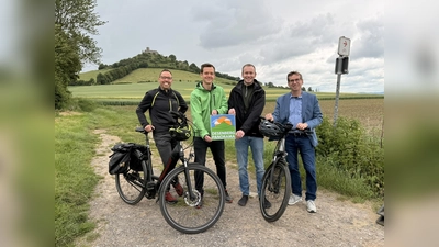 V.l.: Jan Kolditz (Mobilitätsbeauftragter Stadt Warburg), Rubens Hey (Naturpark Teutoburger Wald/Egge-Gebirge), Lucas Lambracht (Touristiker Stadt Warburg) und Bürgermeister Tobias Scherf laden herzlich zu einer erlebnisreichen Tour durch Natur und Geschichte ein. (Foto: Stadt Warburg)
