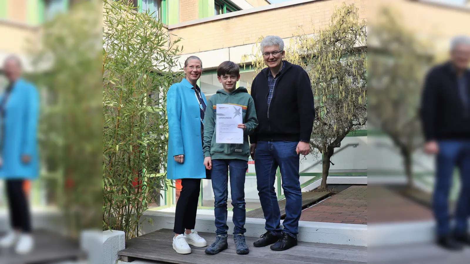 Vl: Schulleiterin Susanne Krekeler, Simon Badde, Peter Müller-Reich (betreuender Lehrer). (Foto: privat)
