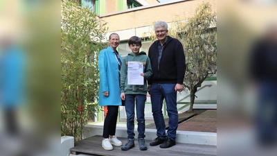 Vl: Schulleiterin Susanne Krekeler, Simon Badde, Peter Müller-Reich (betreuender Lehrer). (Foto: privat)