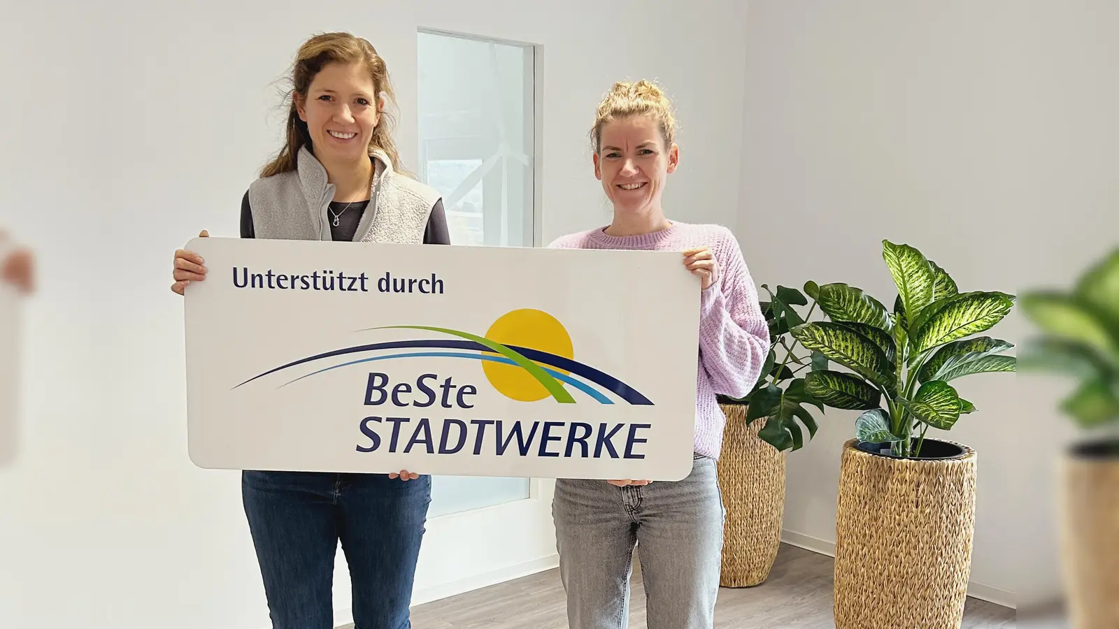 Julia Franzmann (l) und Julia Jordan (r), Mitarbeiterinnen aus der Abteilung Marketing/Öffentlichkeitsarbeit (Foto: BeSte Stadtwerke )