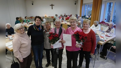 Ehrungen bei der kfd St. Peter und Paul: Die Vorstandsmitglieder Eva Wiesemann (von links), Astrid Petzel, Helga Drost und (ganz rechts) Elisabeth Grashoff dankten Hildegard Grothe (2. von rechts), Marianne Jünnemann (3. von rechts) und Maria Heggemann (nicht im Bild) für ihre jahrzehntelange Treue. (Foto: kfd)
