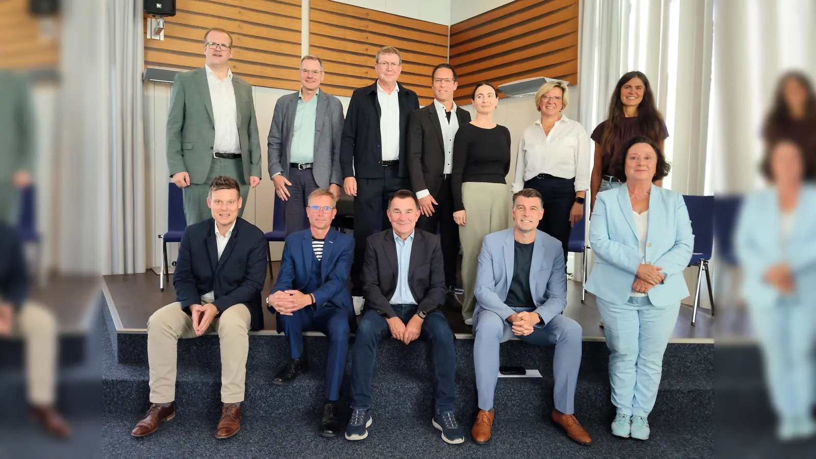 Eröffnung der LOSAGA-Gesundheitswoche durch:<br>Hintere Reihe (v. l.): Bürgermeister Tobias Tölle, Ronald Claaßen, Dr. med. Florian Dietl, Dr. med. Marc K. Schuler, Dimitra Vovoli, Dr. Nicole Satzinger und Ljuba Klassen.<br>Vordere Reihe (v. l.) Michael Scholle, Ingo Börchers, Studiendirektor a. D. Mathias Hornberger, Malte Dahlhoff und Andrea Gründer. (Foto: Doris Dietrich)