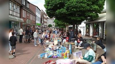 Der beliebte Innenstadt-Flohmarkt lockt zahlreiche Besucher in die Stadt der Düfte und Aromen. (Foto: Stadtmarketing Holzminden GmbH)