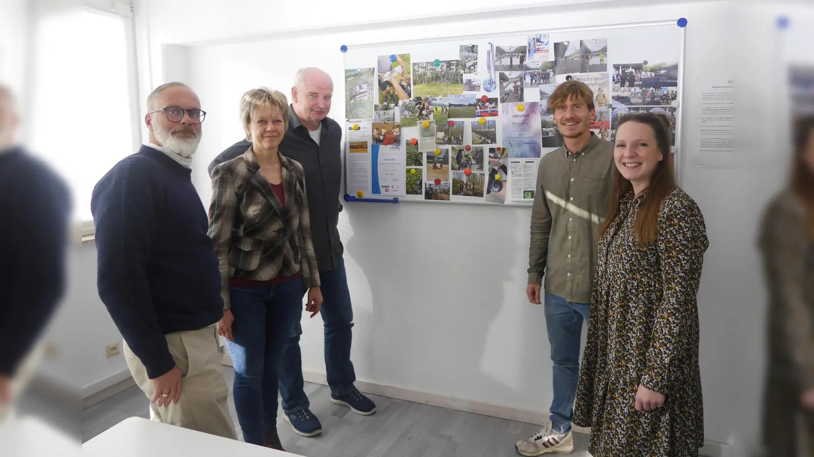 Isabell Scholz und Sören Hake (rechts im Bild) präsentieren Jörg Mertens, Lili Gutknecht und Robert Hartmann einige der durchgeführten Projekte. (Foto: Projekt Begegnung)