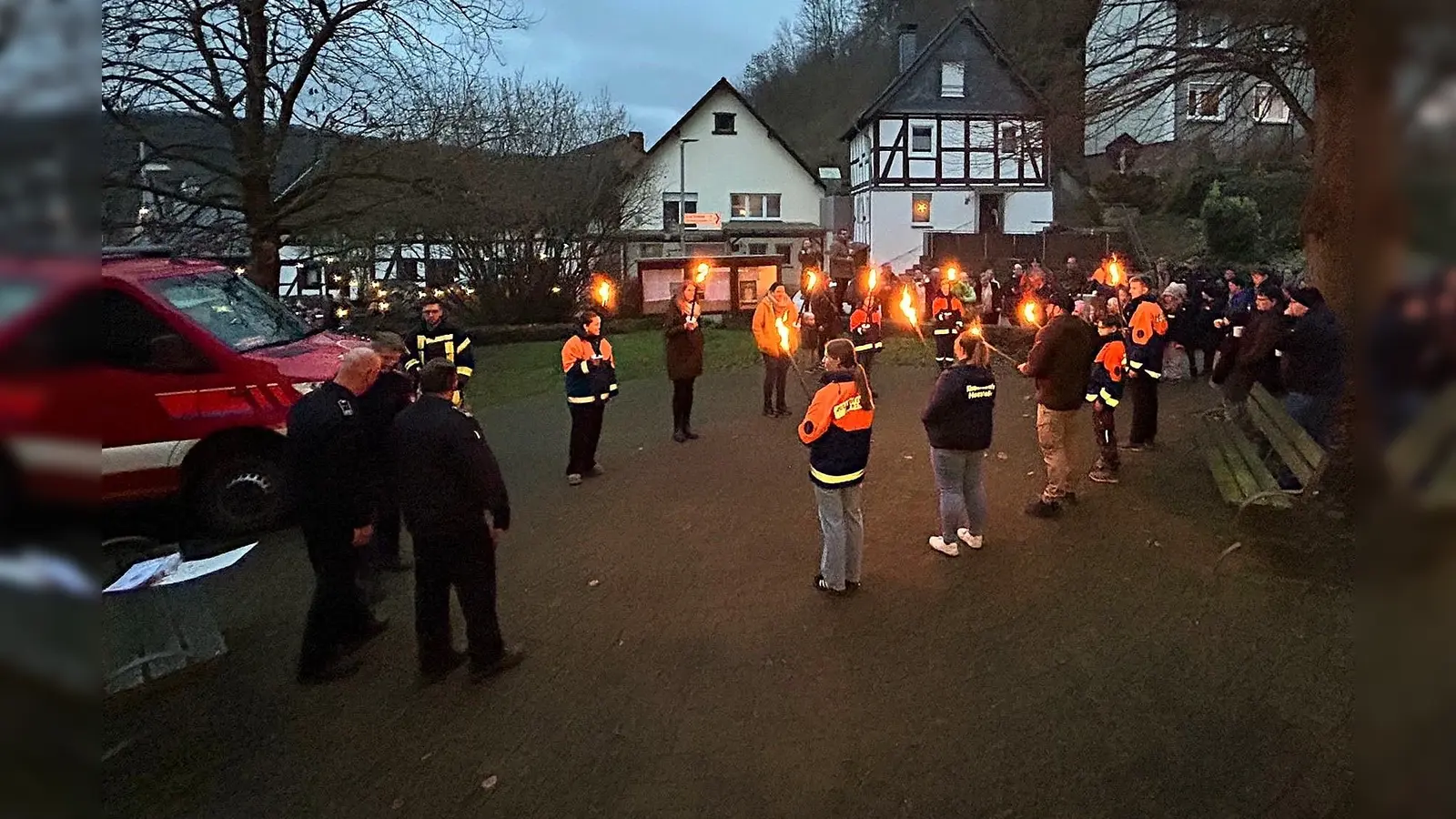 Die feierliche Verleihung der Kinderflamme fand dieses Jahr in Herstelle unterm Weihnachtsbaum statt. Vor der Kirche wurden die Leistungen der Kinder gebührend gewürdigt. (Foto: FFW Löschgruppe Herstelle)
