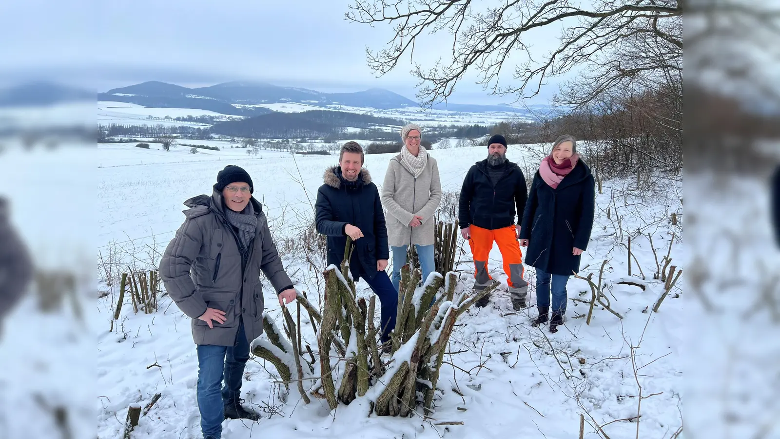 (v.l.) Landrat Andreas Siebert, Bürgermeister Dr. Daniel Faßhauer, LPV-Geschäftsführerin Leonie Schweer, Bauhofmitarbeiter Clemens Bauer und Heidi Weber vom Bauamt Habichtswald.  (Foto: Landkreis Kassel)