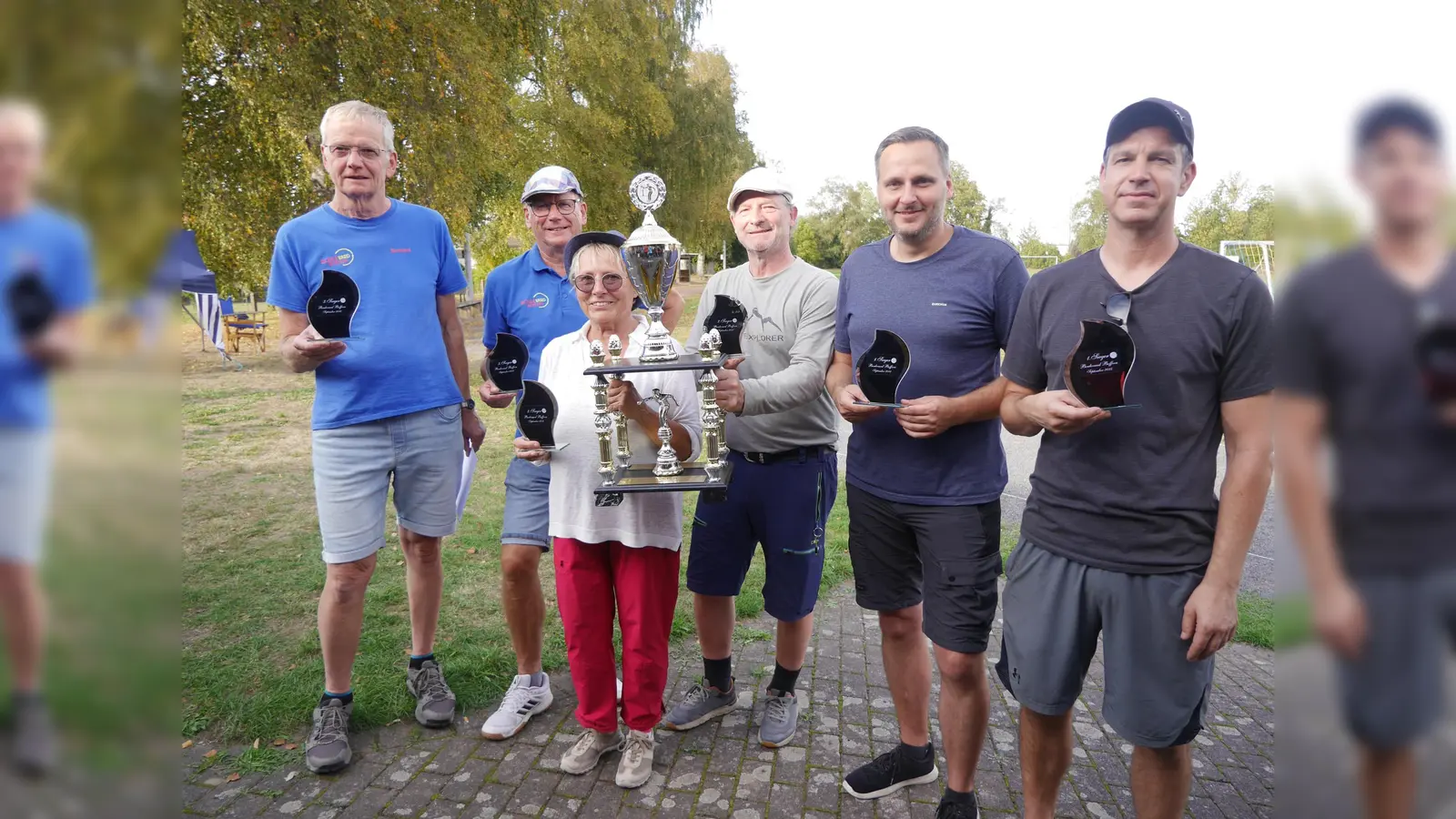 So sehen Sieger aus (von links): Bernhard Brockmann, Gerhard Wilde, Eva Trzeciak, Michael Strumpen, Andreas Brendel und Christian Kauf. Für ein Jahr wandert der große WBDE-Cup nun nach Wehrden.  (Foto: Burkhard Schwannecke / privat)