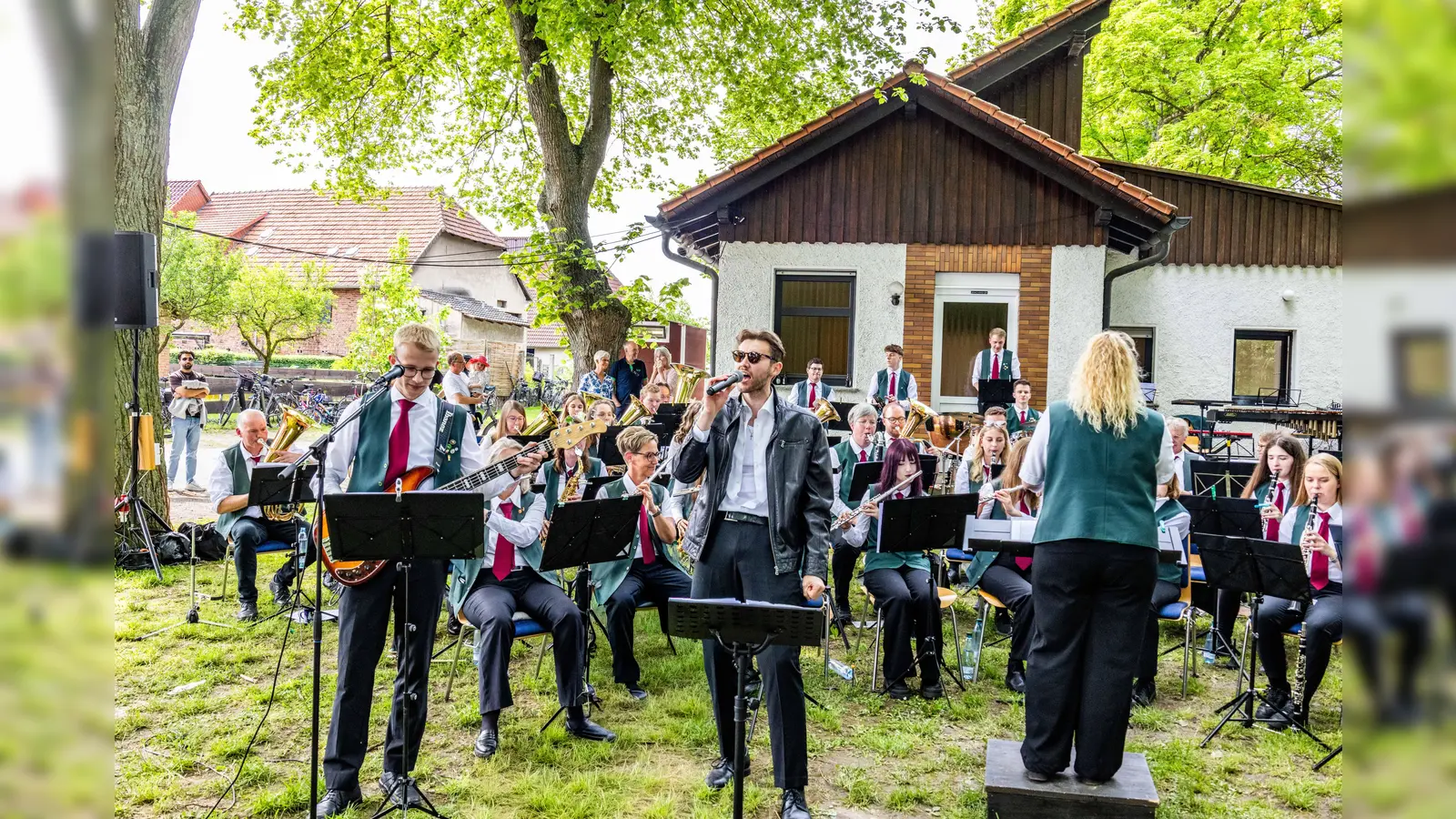Oliver Geilhorn (Bass) und Sebastian Braunst (Gesang) beim Medley „We Will Entertain You“. (Foto: privat)