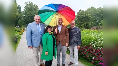 In Höxter herrscht zur Halbzeit der Landesgartenschau eitel Sonnenschein bei Bürgermeister Daniel Hartmann (v.l.), den Geschäftsführern Claudia Koch und Jan Sommer und bei Thomas Schöning vom Förderverein – auch wenn es am Tag der 100-Tage-Bilanz im Remtergarten am Schloss Corvey regnete. (Foto: LGS Höxter)
