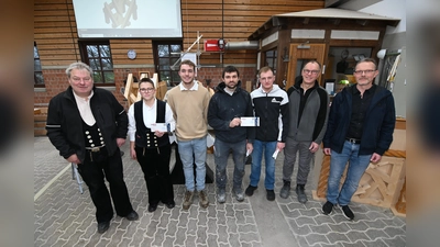 V.l.: Frank Temme (überbetriebliche Unterweisung Zimmerer), Ruth Westermeier (Firma Beineke-Holzbau, Boffzen), Laurenz Behler (Firma Keßler, Brakel), Maximilian Markus (Firma Markus, Brakel), Erik Hildebrandt (Firma Schönhoff, Brakel), Friedhelm Bröker (überbetriebliche Unterweisung Maurer) und Elmar Tönnies (Firma Meinolf Gockel). (Foto: privat)