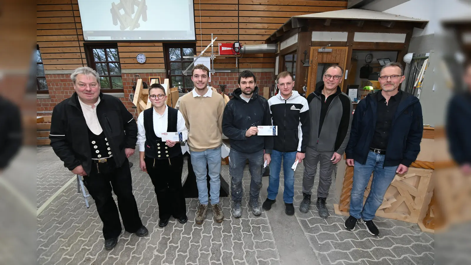V.l.: Frank Temme (überbetriebliche Unterweisung Zimmerer), Ruth Westermeier (Firma Beineke-Holzbau, Boffzen), Laurenz Behler (Firma Keßler, Brakel), Maximilian Markus (Firma Markus, Brakel), Erik Hildebrandt (Firma Schönhoff, Brakel), Friedhelm Bröker (überbetriebliche Unterweisung Maurer) und Elmar Tönnies (Firma Meinolf Gockel). (Foto: privat)