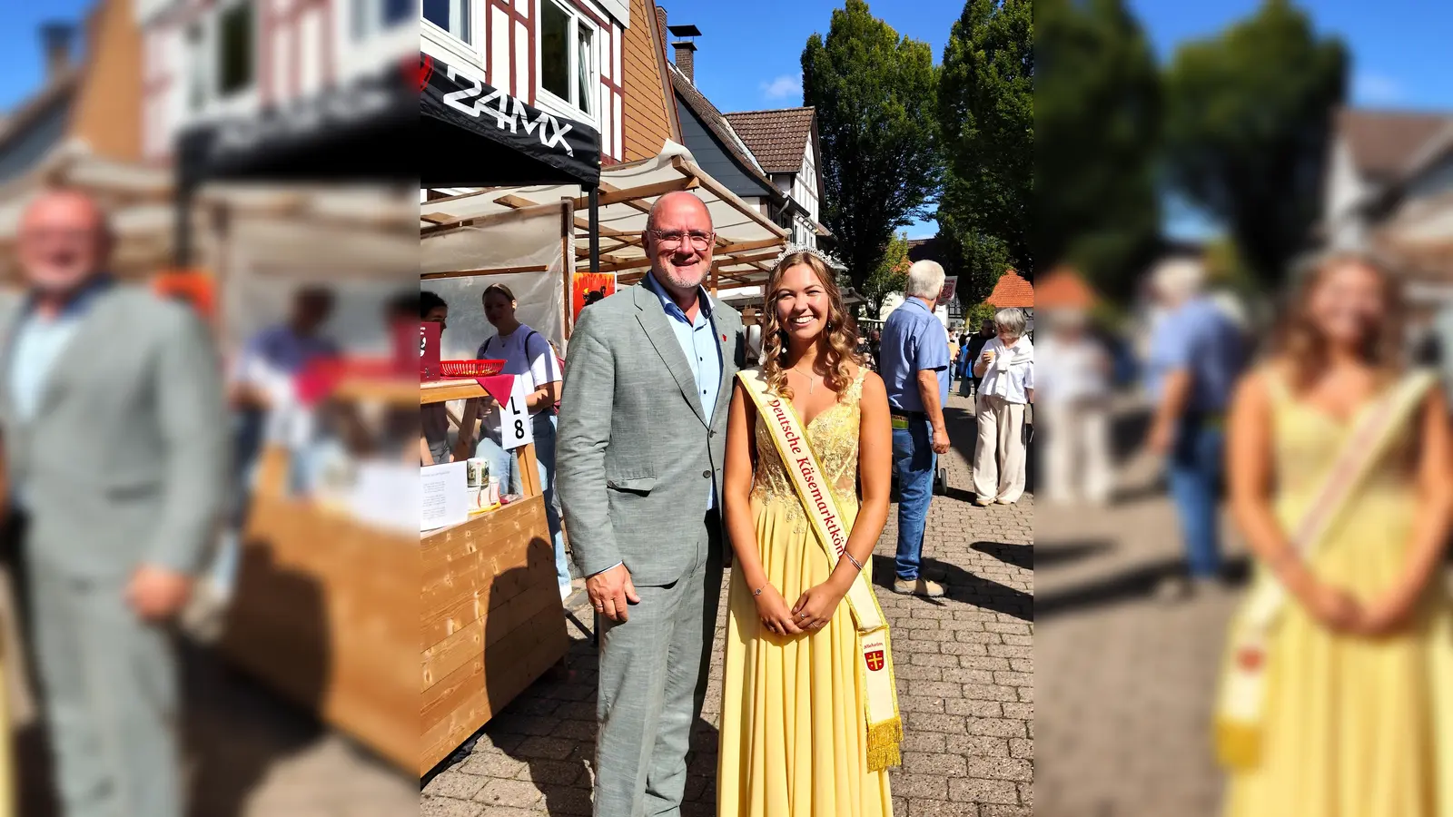 Nieheimer Käsemarktkönigin Sarah Jasperneite (rechts) und Bürgermeister der Stadt Nieheim Johannes Schlütz freuten sich über viele Besucher bei herrlichem Wetter. (Foto: Doris Dietrich)