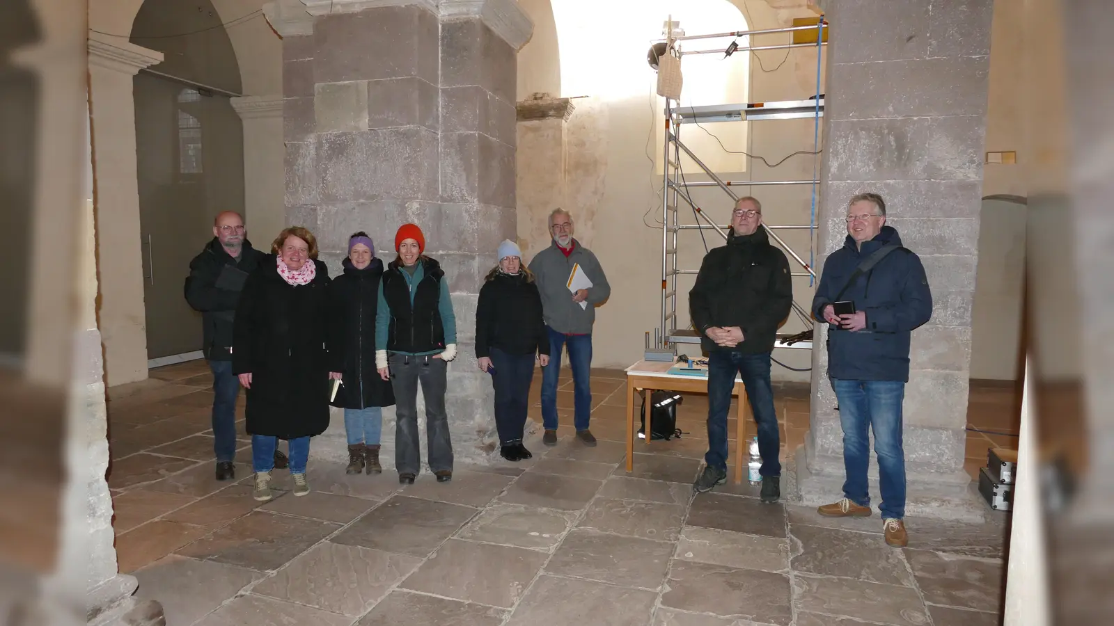 Vor-Ort-Termin mit allen Beteiligten in der Erdgeschosshalle des Westwerks: Im Bild (von links) Architekt Albert Henne, Standortleiterin Annika Pröbe, Luisa Bulian und Franziska Tretow,beide LWL-Denkmalpflege, Landschafts- und Baukultur in Westfalen, Münster, Karen Keller (restauratorische Fachbauleitung für das karolingische Westwerk und die barocke Abteikirche), Klimaexperte Dr. Horst Schuh, Henning Fischer und Christoph Kühne (Bauordnung und Denkmalschutz, Stadt Höxter). (Foto: Kirchengemeinde Corvey)