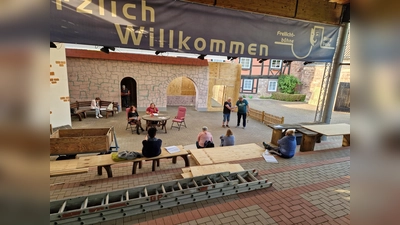 Das Bühnenbild erhält noch den letzten Schliff, ehe der Vorhang sich für die Premiere öffnet. (Foto: privat)