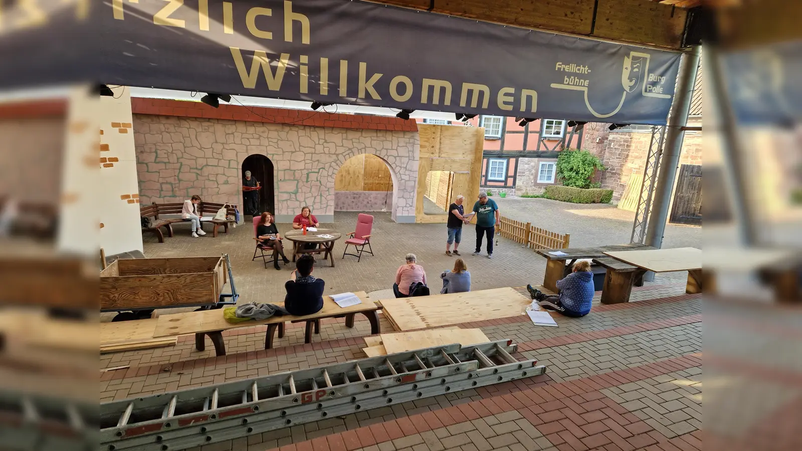 Das Bühnenbild erhält noch den letzten Schliff, ehe der Vorhang sich für die Premiere öffnet. (Foto: privat)